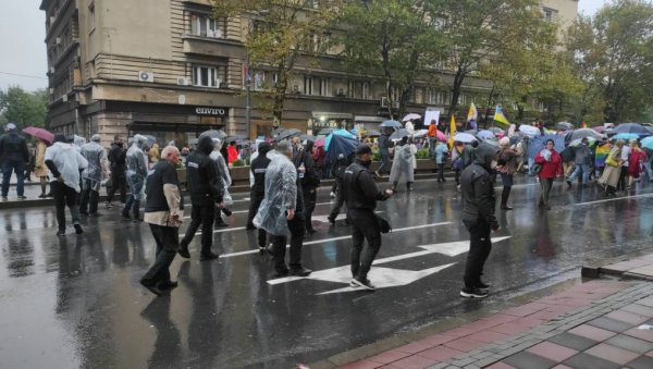МЕЂУ ШЕТАЧИМА И АМЕРИЧКИ АМБАСАДОР ХИЛ: Срушио дипломатске конвенције и тражио Европрајд по сваку цену (ФОТО) МЕЂУ ШЕТАЧИМА И АМЕРИЧКИ АМБАСАДОР ХИЛ: Срушио дипломатске конвенције и тражио Европрајд по сваку цену (ФОТО)
