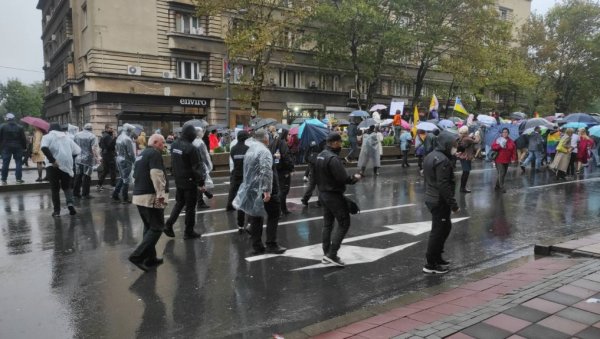 МЕЂУ ШЕТАЧИМА И АМЕРИЧКИ АМБАСАДОР ХИЛ: Срушио дипломатске конвенције и тражио Европрајд по сваку цену (ФОТО)