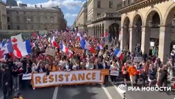 ФРАНЦУЗИ ПРОТИВ ЕУ И НАТО: Протестанти у Паризу захтевају оставку Макрона (ВИДЕО) ФРАНЦУЗИ ПРОТИВ ЕУ И НАТО: Протестанти у Паризу захтевају оставку Макрона (ВИДЕО)