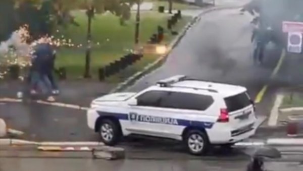 ХАОС КОД АУТОКОМАНДЕ: 300 хулигана гађало бакљама припаднике полиције (ВИДЕО) ХАОС КОД АУТОКОМАНДЕ: 300 хулигана гађало бакљама припаднике полиције (ВИДЕО)