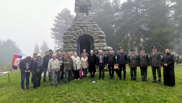 ПОМЕН ЈУНАЦИМА НА МАЧКОВОМ КАМЕНУ: Венце су положили чланови делегација Војске Србије ПОМЕН ЈУНАЦИМА НА МАЧКОВОМ КАМЕНУ: Венце су положили чланови делегација Војске Србије