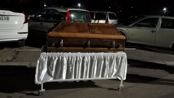 БИЗАРНО: Секли торту у облику мртвачког сандука - одржана Гробаријада у Нишу (ФОТО/ВИДЕО) БИЗАРНО: Секли торту у облику мртвачког сандука - одржана Гробаријада у Нишу (ФОТО/ВИДЕО)
