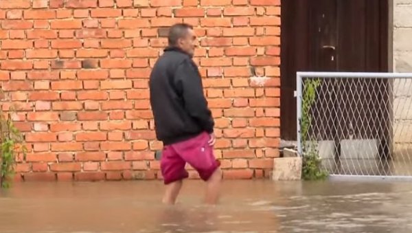 ХАОС У ХРВАТСКОЈ: Јако невреме у Славонији, потопљене улице, оштећене школе (ВИДЕО) ХАОС У ХРВАТСКОЈ: Јако невреме у Славонији, потопљене улице, оштећене школе (ВИДЕО)