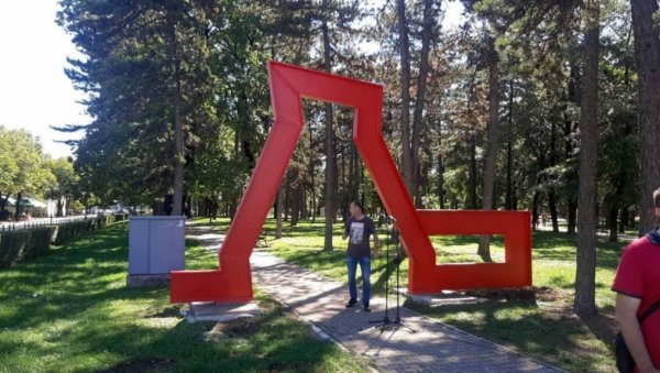 НИКШИЋ СЛАВИ ЋИРИЛИЦУ: На свој празник он је добио скулптуру у виду ћириличног словаЉ НИКШИЋ СЛАВИ ЋИРИЛИЦУ: На свој празник он је добио скулптуру у виду ћириличног словаЉ