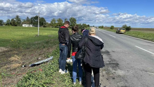 ВАТРОГАСЦИ СУ СЕКЛИ СЛЕПЉЕНЕ АУТОМОБИЛЕ: Детаљи тешке несреће - два мушкарца изгубила живот на излазу из Зрењанина (ФОТО) ВАТРОГАСЦИ СУ СЕКЛИ СЛЕПЉЕНЕ АУТОМОБИЛЕ: Детаљи тешке несреће - два мушкарца изгубила живот на излазу из Зрењанина (ФОТО)