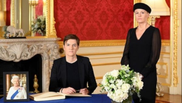 ПРЕМИЈЕРКА АНА БРНАБИЋ У ВЕЛИКОЈ БРИТАНИЈИ: Уписала се у књигу жалости поводом смрти краљице Елизабете (ФОТО) ПРЕМИЈЕРКА АНА БРНАБИЋ У ВЕЛИКОЈ БРИТАНИЈИ: Уписала се у књигу жалости поводом смрти краљице Елизабете (ФОТО)