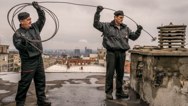 ЧИШЋЕЊЕ ОЏАКА ДО 6.000 ДИНАРА: Грејна сезона недавно почела, димничари још од летњих месеци имају пуне руке посла ЧИШЋЕЊЕ ОЏАКА ДО 6.000 ДИНАРА: Грејна сезона недавно почела, димничари још од летњих месеци имају пуне руке посла