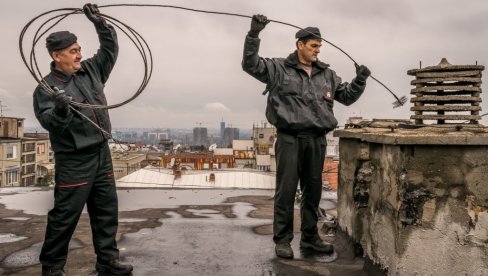 ČIŠĆENJE ODŽAKA DO 6.000 DINARA: Grejna sezona nedavno počela, dimničari još od letnjih meseci imaju pune ruke posla ČIŠĆENJE ODŽAKA DO 6.000 DINARA: Grejna sezona nedavno počela, dimničari još od letnjih meseci imaju pune ruke posla