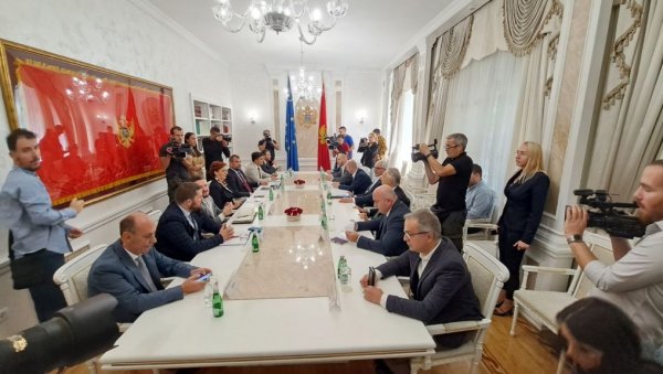 НАКОН ВИШЕ ОД САТ ВРЕМЕНА КАШЊЕЊА: Почео састанак представника парламентарне већине у Црној Гори (ФОТО) НАКОН ВИШЕ ОД САТ ВРЕМЕНА КАШЊЕЊА: Почео састанак представника парламентарне већине у Црној Гори (ФОТО)