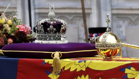 FOTOGRAFIJE IZ LONDONA OBILAZE SVET: Megan Markl na sahrani jasno stavljeno do znanja gde joj je mesto (FOTO) FOTOGRAFIJE IZ LONDONA OBILAZE SVET: Megan Markl na sahrani jasno stavljeno do znanja gde joj je mesto (FOTO)
