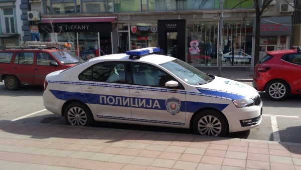 УХАПШЕН ЗБОГ НАПАДА НА ПОЛИЦАЈЦА: Посвађао се са оцем, па ножем насрнуо на чувара реда УХАПШЕН ЗБОГ НАПАДА НА ПОЛИЦАЈЦА: Посвађао се са оцем, па ножем насрнуо на чувара реда