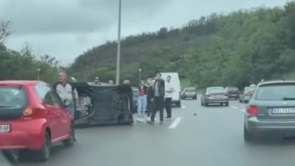 ЛАНЧАНИ СУДАР КОД БУБАЊ ПОТОКА: Један аутомобил преврнут (ВИДЕО) ЛАНЧАНИ СУДАР КОД БУБАЊ ПОТОКА: Један аутомобил преврнут (ВИДЕО)