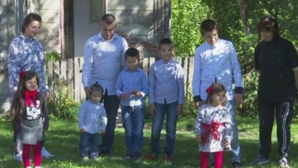 РОДИТЕЉИМА СА ВИШЕ ДЕЦЕ ЛЕЖЕ 750 КМ: Одлука владе Републике Српске о помоћи вишечланим породицама ступила на снагу РОДИТЕЉИМА СА ВИШЕ ДЕЦЕ ЛЕЖЕ 750 КМ: Одлука владе Републике Српске о помоћи вишечланим породицама ступила на снагу