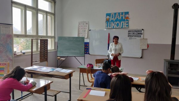 ПЕТОРО ЂАКА У ЧЕТИРИ ОДЕЉЕЊА: У селу Клисура, на Власини, учитељи и наставници улажу много труда да основна школа опстане ПЕТОРО ЂАКА У ЧЕТИРИ ОДЕЉЕЊА: У селу Клисура, на Власини, учитељи и наставници улажу много труда да основна школа опстане