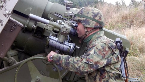 PRECIZNA I UBITAČNA VATRA SRPSKE ARTILJERIJE: Pripadnici Mešovite brigade uspešno završili vežbu na Pasuljanskim livadama (FOTO) PRECIZNA I UBITAČNA VATRA SRPSKE ARTILJERIJE: Pripadnici Mešovite brigade uspešno završili vežbu na Pasuljanskim livadama (FOTO)