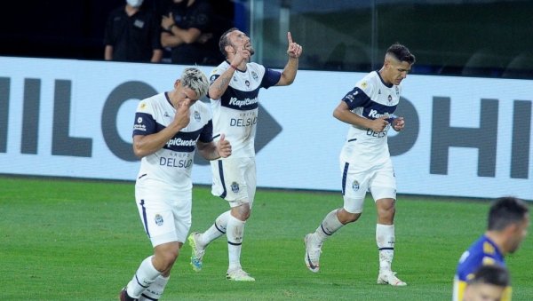 ВУКОВИ МОРАЈУ ДА ПОКАЖУ ЗУБЕ: Ураган прети Ла Плати ВУКОВИ МОРАЈУ ДА ПОКАЖУ ЗУБЕ: Ураган прети Ла Плати