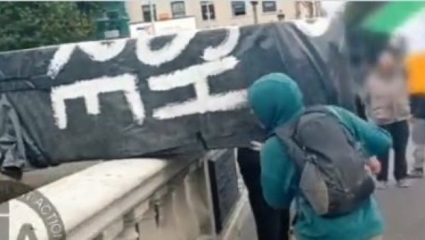 МАРШ ПРОТИВ МОНАРХИЈЕ: Демонстранти бацили ковчег у реку у Даблину (ВИДЕО) МАРШ ПРОТИВ МОНАРХИЈЕ: Демонстранти бацили ковчег у реку у Даблину (ВИДЕО)