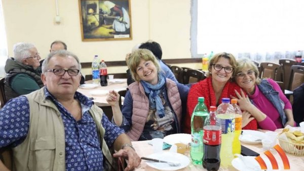 У ЛОНЦУ И БАНАТ И БОСНА, УЗ СЛАНЕ ДРЕЊИНЕ: Жене из села Крајишник организовале традиционални Босански лонац (ФОТО) У ЛОНЦУ И БАНАТ И БОСНА, УЗ СЛАНЕ ДРЕЊИНЕ: Жене из села Крајишник организовале традиционални Босански лонац (ФОТО)