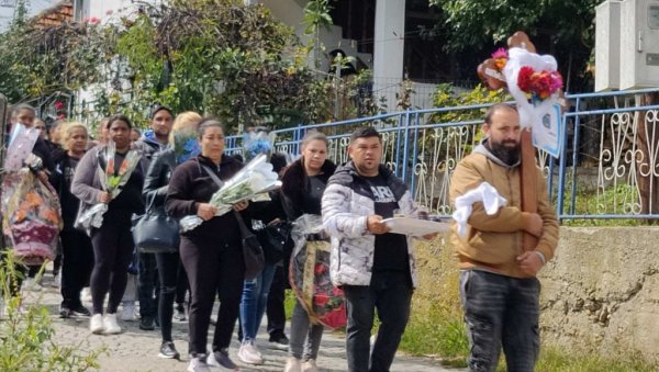 НАСТРАДАЛА БРАЋА ТРУБАЧИ ЗАЈЕДНО ИСПРАЋЕНИ УЗ ПОСМРТНИ МАРШ: Две тужне поворке састале су се у једну (ФОТО/ВИДЕО) НАСТРАДАЛА БРАЋА ТРУБАЧИ ЗАЈЕДНО ИСПРАЋЕНИ УЗ ПОСМРТНИ МАРШ: Две тужне поворке састале су се у једну (ФОТО/ВИДЕО)