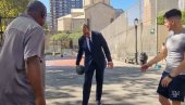 УСРЕД ЊУЈОРКА: Сјајан потез председника Вучића са кошаркашком лоптом (ВИДЕО) УСРЕД ЊУЈОРКА: Сјајан потез председника Вучића са кошаркашком лоптом (ВИДЕО)
