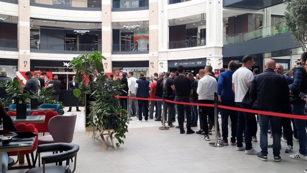 ЕУФОРИЈА МУНДИЈАЛА ХВАТА СРБИЈУ: Пехар намењен победнику Светског првенства изазвао огромну пажњу у нашој земљи ЕУФОРИЈА МУНДИЈАЛА ХВАТА СРБИЈУ: Пехар намењен победнику Светског првенства изазвао огромну пажњу у нашој земљи