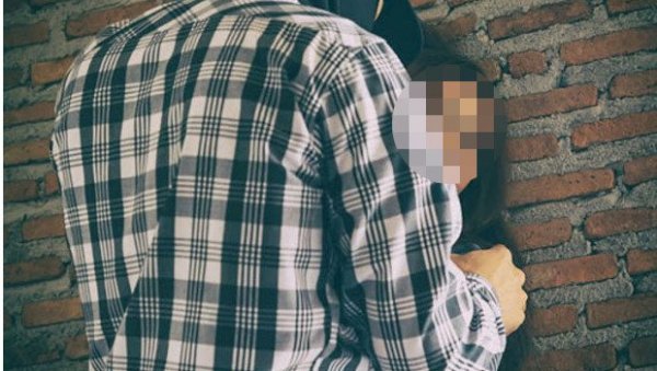УЖАС У ВРАЊУ, ПОЛИЦИЈА ТРАЖИ МАНИЈАКА: Нудио дечацима 20 евра да им додирује гениталије УЖАС У ВРАЊУ, ПОЛИЦИЈА ТРАЖИ МАНИЈАКА: Нудио дечацима 20 евра да им додирује гениталије