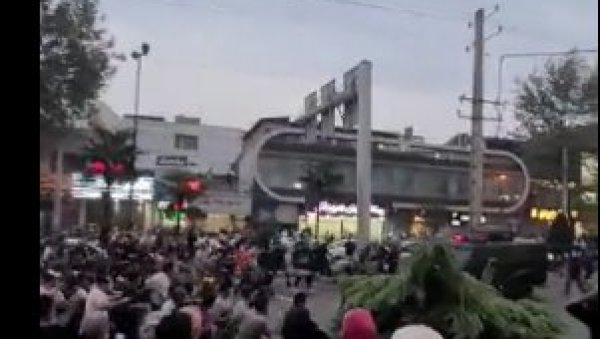 КРВАВИ ПРОТЕСТИ: Најмање девет особа страдало у Ирану (ВИДЕО) КРВАВИ ПРОТЕСТИ: Најмање девет особа страдало у Ирану (ВИДЕО)