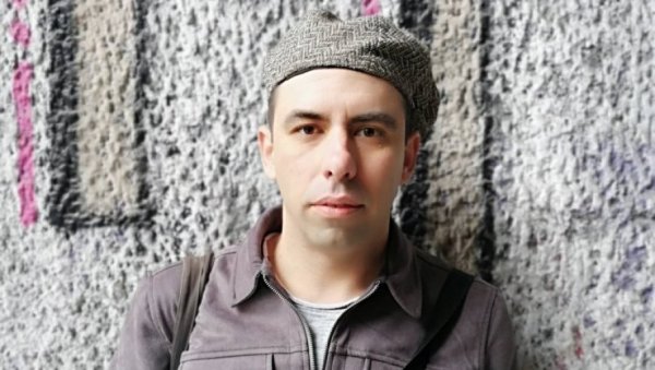 ЈЕСТЕ ЛИ ИЗ ЕВРОПЕ ИЛИ СРБИЈЕ? Бојан Савић Остојић о третирању народа ван ЕУ, медијском новоговору, издавачу влади димитријевићу ЈЕСТЕ ЛИ ИЗ ЕВРОПЕ ИЛИ СРБИЈЕ? Бојан Савић Остојић о третирању народа ван ЕУ, медијском новоговору, издавачу влади димитријевићу