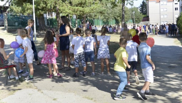 У КЛУПАМА ОКО 16.500 ЂАКА: Мање првака него прошле године У КЛУПАМА ОКО 16.500 ЂАКА: Мање првака него прошле године