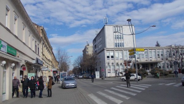 УПЕРИО ПИШТОЉ У ПОЛИЦАЈЦЕ: У Сремској Митровици ухапшен мушкарац УПЕРИО ПИШТОЉ У ПОЛИЦАЈЦЕ: У Сремској Митровици ухапшен мушкарац
