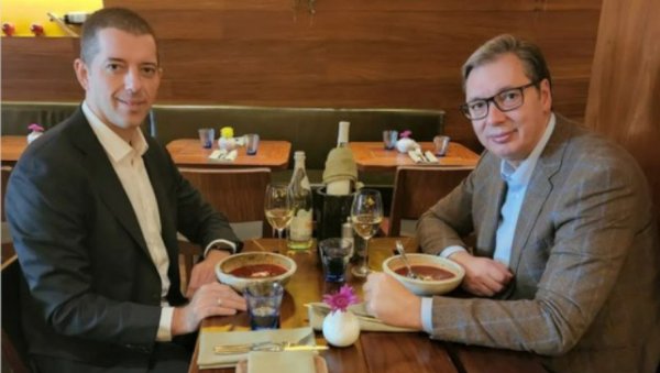 ВУЧИЋ И ЂУРИЋ У ЊУЈОРКУ ЈЕДУ РУСКИ БОРШЧ: Окрепљење пред повратак у Београд (ФОТО) ВУЧИЋ И ЂУРИЋ У ЊУЈОРКУ ЈЕДУ РУСКИ БОРШЧ: Окрепљење пред повратак у Београд (ФОТО)