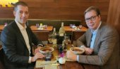 ВУЧИЋ И ЂУРИЋ У ЊУЈОРКУ ЈЕДУ РУСКИ БОРШЧ: Окрепљење пред повратак у Београд (ФОТО) ВУЧИЋ И ЂУРИЋ У ЊУЈОРКУ ЈЕДУ РУСКИ БОРШЧ: Окрепљење пред повратак у Београд (ФОТО)