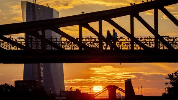 И НЕМАЧКОЈ ПРЕТИ РЕЦЕСИЈА: Канцелар у Берлину убеђује сународнике да ће успешно пребродити зиму, експерти сумњају у обећања политичара И НЕМАЧКОЈ ПРЕТИ РЕЦЕСИЈА: Канцелар у Берлину убеђује сународнике да ће успешно пребродити зиму, експерти сумњају у обећања политичара