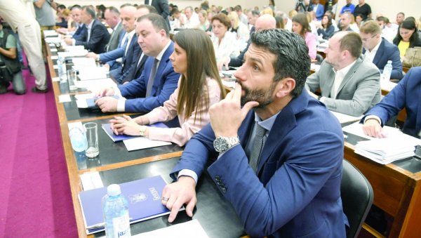 ШАПИЋ ОСТАЈЕ ГРАДОНАЧЕЛНИК: Напредњаци и социјалисти потпуно игнорисали гласање за разрешење ШАПИЋ ОСТАЈЕ ГРАДОНАЧЕЛНИК: Напредњаци и социјалисти потпуно игнорисали гласање за разрешење