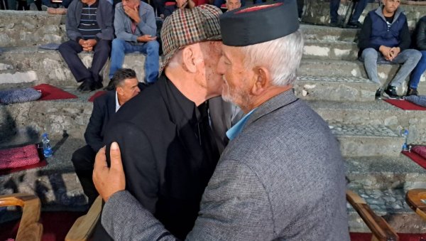 ОКУПЉАЊЕ КАДИЋА УЗ БЛАГОСЛОВ ЈОАНИКИЈА: Траже се захтеви од власти и одлука за геноцид ОКУПЉАЊЕ КАДИЋА УЗ БЛАГОСЛОВ ЈОАНИКИЈА: Траже се захтеви од власти и одлука за геноцид