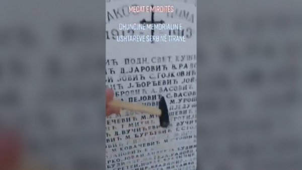 АЛБАНСКИ ХУЛИГАНИ ЗГРОЗИЛИ СВЕ: Уринирали на надгробни споменик Србима и чекићем ударали по њему (ВИДЕО) АЛБАНСКИ ХУЛИГАНИ ЗГРОЗИЛИ СВЕ: Уринирали на надгробни споменик Србима и чекићем ударали по њему (ВИДЕО)