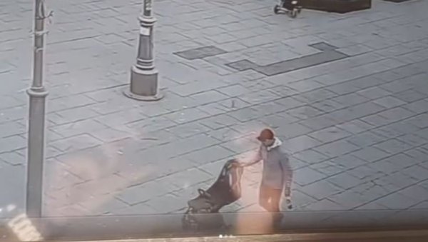 СРАМНА СЦЕНА УСРЕД БЕОГРАДА: Мушкарац украо дечија колица испред Храма Светог Саве, док је мајка љуљала дете (ВИДЕО) СРАМНА СЦЕНА УСРЕД БЕОГРАДА: Мушкарац украо дечија колица испред Храма Светог Саве, док је мајка љуљала дете (ВИДЕО)