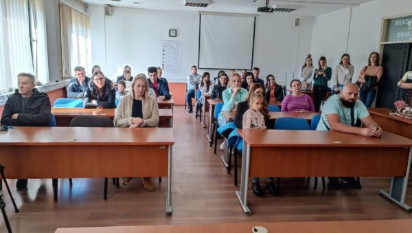 ПОМОЋ ПОРОДИЦАМА СА ВИШЕ ДЕЦЕ: Руководство општине Источна Илиџа пружа подршку борби за наталитет ПОМОЋ ПОРОДИЦАМА СА ВИШЕ ДЕЦЕ: Руководство општине Источна Илиџа пружа подршку борби за наталитет