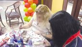 ЛЕКОВИТЕ РАДИОНИЦЕ: Млади Крушевљани са сметњама у развоју осликавају и прибор за кување ЛЕКОВИТЕ РАДИОНИЦЕ: Млади Крушевљани са сметњама у развоју осликавају и прибор за кување