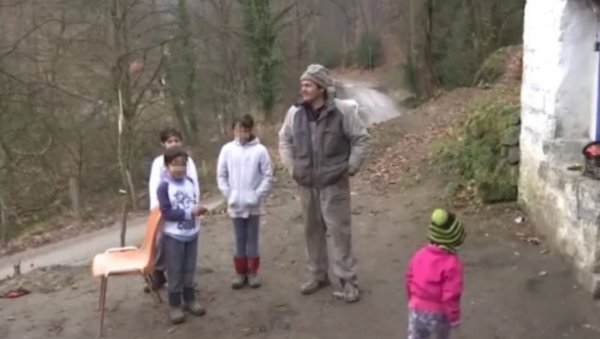 МАЈКА МУ НИЈЕ ДОШЛА НИ НА САХРАНУ Цело село испратило трагично настрадалог дечака (9) из Малог Зворника МАЈКА МУ НИЈЕ ДОШЛА НИ НА САХРАНУ Цело село испратило трагично настрадалог дечака (9) из Малог Зворника