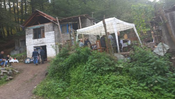 УВЕК ЈЕ БИО ВЕДАР, НАСМЕЈАН: Новости у кући код Малог Зворника, у којој је страдао дечак (9) - И пас Жућа за њим жали УВЕК ЈЕ БИО ВЕДАР, НАСМЕЈАН: Новости у кући код Малог Зворника, у којој је страдао дечак (9) - И пас Жућа за њим жали