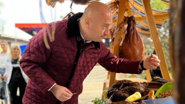 ДЕЛИКАТЕС ПРОСЛАВИО СЕЛО: У Светозару Милетићу код Сомбора одржан фестивал Лемешки кулен ДЕЛИКАТЕС ПРОСЛАВИО СЕЛО: У Светозару Милетићу код Сомбора одржан фестивал Лемешки кулен