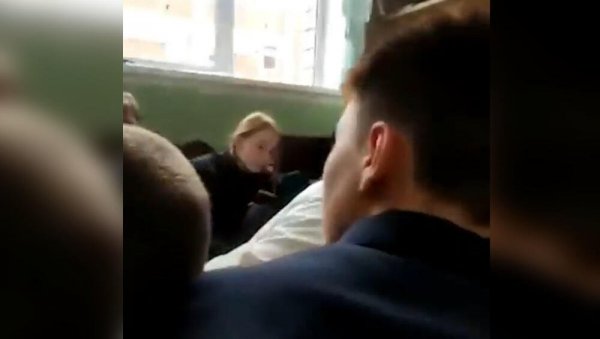 УЗНЕМИРУЈУЋЕ: Први снимци пуцњаве у школи у Русији - преплашена деца се крију - износе мртве (ВИДЕО) УЗНЕМИРУЈУЋЕ: Први снимци пуцњаве у школи у Русији - преплашена деца се крију - износе мртве (ВИДЕО)