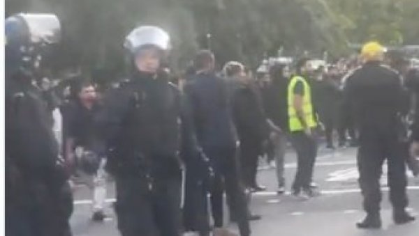 ТОТАЛНИ ХАОС У ЛОНДОНУ ИСПРЕД ИРАНСКЕ АМБАСАДЕ: Нереди због смрти Махсе Амини; полицију гађали камењем, ухапшено петоро демонстраната ТОТАЛНИ ХАОС У ЛОНДОНУ ИСПРЕД ИРАНСКЕ АМБАСАДЕ: Нереди због смрти Махсе Амини; полицију гађали камењем, ухапшено петоро демонстраната