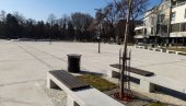 GRAĐANE OČEKAJU NAGRADE: Doček Nove godine na gradskom trgu u Leskovcu GRAĐANE OČEKAJU NAGRADE: Doček Nove godine na gradskom trgu u Leskovcu