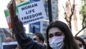 ЗЛОГЛАСНИ ЗАТВОР ЗБОГ ХИЏАБА: Полиција у Ирану ухапсила девојку јер је јела без мараме ЗЛОГЛАСНИ ЗАТВОР ЗБОГ ХИЏАБА: Полиција у Ирану ухапсила девојку јер је јела без мараме