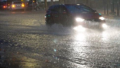 NOVI PAZAR POGODILO OLUJNO NEVREME: Jedan objekat u plamenu