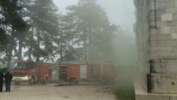 ГОРЕО САБОРНИ ХРАМ СВЕТОГ ВАСИЛИЈА ОСТРОШКОГ У НИКШИЋУ: Брзом интервенцијом ватрогасаца пожар је локализован ГОРЕО САБОРНИ ХРАМ СВЕТОГ ВАСИЛИЈА ОСТРОШКОГ У НИКШИЋУ: Брзом интервенцијом ватрогасаца пожар је локализован