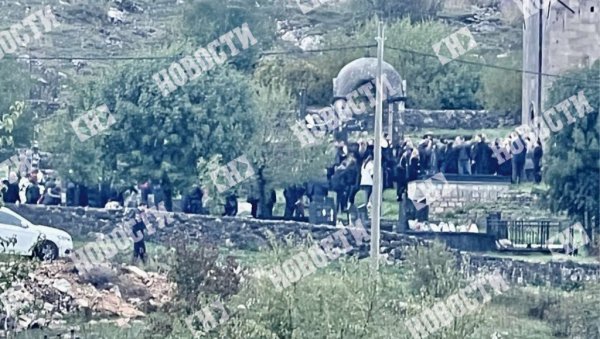 ЕКСКЛУЗИВНЕ ФОТОГРАФИЈЕ СА САХРАНЕ ЈОВАНА ВУКОТИЋА ЕКСКЛУЗИВНЕ ФОТОГРАФИЈЕ СА САХРАНЕ ЈОВАНА ВУКОТИЋА