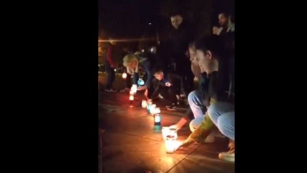 ПАЛЕ СВЕЋЕ И ТРАЖЕ ПРАВДУ: Грађани Мостара окупили се у знак жалости због настрадалих чланова породице Крстић (ВИДЕО) ПАЛЕ СВЕЋЕ И ТРАЖЕ ПРАВДУ: Грађани Мостара окупили се у знак жалости због настрадалих чланова породице Крстић (ВИДЕО)